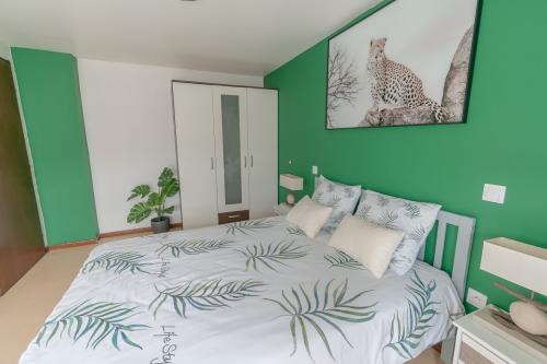 trendy-green-apartment-005