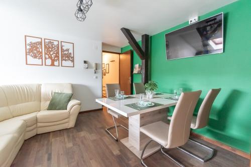 trendy-green-apartment-011